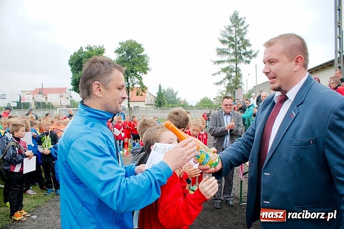 Zdjęcie w galerii na portalu naszraciborz.pl: Tworków Cup 2015: Deszczowy drugi dzień piłkarskich zmagań. Naprzód lepszy od Startu. Puchar pojechał do Rydułtów wiadomości z regionu
