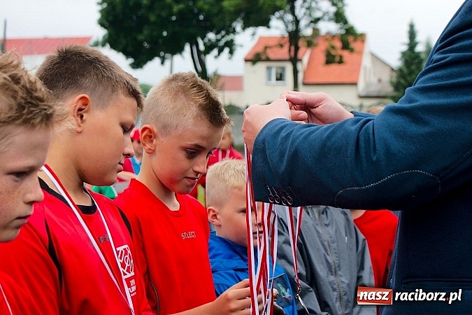Zdjęcie w galerii na portalu naszraciborz.pl: Tworków Cup 2015: Deszczowy drugi dzień piłkarskich zmagań. Naprzód lepszy od Startu. Puchar pojechał do Rydułtów wiadomości z regionu