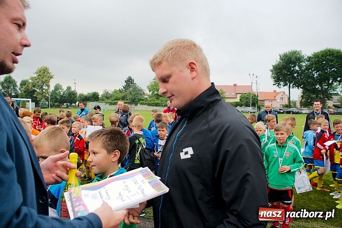 Zdjęcie w galerii na portalu naszraciborz.pl: Tworków Cup 2015: Deszczowy drugi dzień piłkarskich zmagań. Naprzód lepszy od Startu. Puchar pojechał do Rydułtów wiadomości z regionu