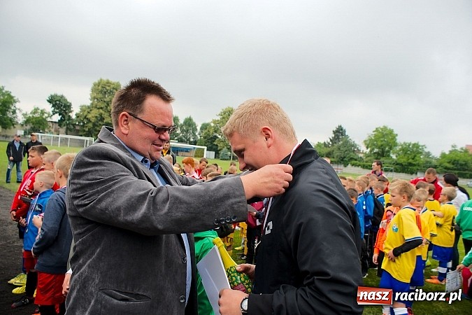 Zdjęcie w galerii na portalu naszraciborz.pl: Tworków Cup 2015: Deszczowy drugi dzień piłkarskich zmagań. Naprzód lepszy od Startu. Puchar pojechał do Rydułtów wiadomości z regionu