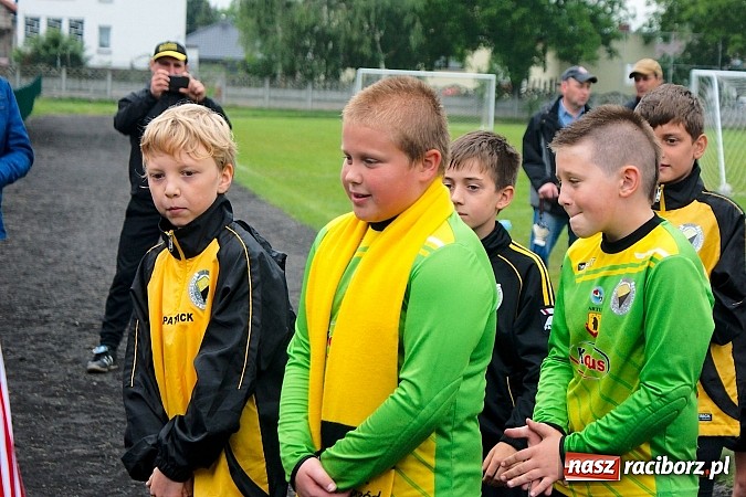 Zdjęcie w galerii na portalu naszraciborz.pl: Tworków Cup 2015: Deszczowy drugi dzień piłkarskich zmagań. Naprzód lepszy od Startu. Puchar pojechał do Rydułtów wiadomości z regionu