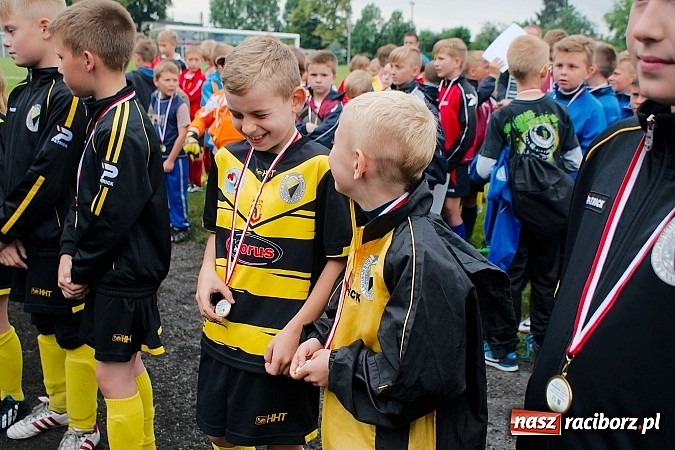 Zdjęcie w galerii na portalu naszraciborz.pl: Tworków Cup 2015: Deszczowy drugi dzień piłkarskich zmagań. Naprzód lepszy od Startu. Puchar pojechał do Rydułtów wiadomości z regionu