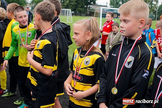 Zdjęcie w galerii na portalu naszraciborz.pl: Tworków Cup 2015: Deszczowy drugi dzień piłkarskich zmagań. Naprzód lepszy od Startu. Puchar pojechał do Rydułtów wiadomości z regionu