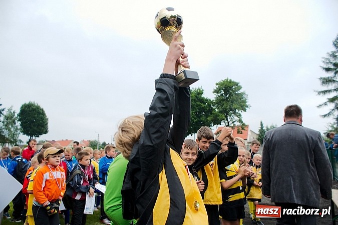 Zdjęcie w galerii na portalu naszraciborz.pl: Tworków Cup 2015: Deszczowy drugi dzień piłkarskich zmagań. Naprzód lepszy od Startu. Puchar pojechał do Rydułtów wiadomości z regionu