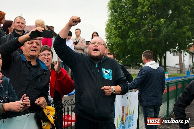 Zdjęcie w galerii na portalu naszraciborz.pl: Tworków Cup 2015: Deszczowy drugi dzień piłkarskich zmagań. Naprzód lepszy od Startu. Puchar pojechał do Rydułtów wiadomości z regionu