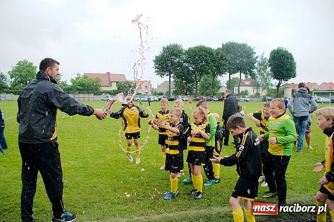 Zdjęcie w galerii na portalu naszraciborz.pl: Tworków Cup 2015: Deszczowy drugi dzień piłkarskich zmagań. Naprzód lepszy od Startu. Puchar pojechał do Rydułtów wiadomości z regionu