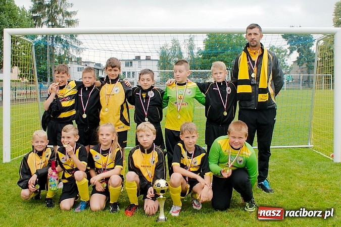 Zdjęcie w galerii na portalu naszraciborz.pl: Tworków Cup 2015: Deszczowy drugi dzień piłkarskich zmagań. Naprzód lepszy od Startu. Puchar pojechał do Rydułtów wiadomości z regionu