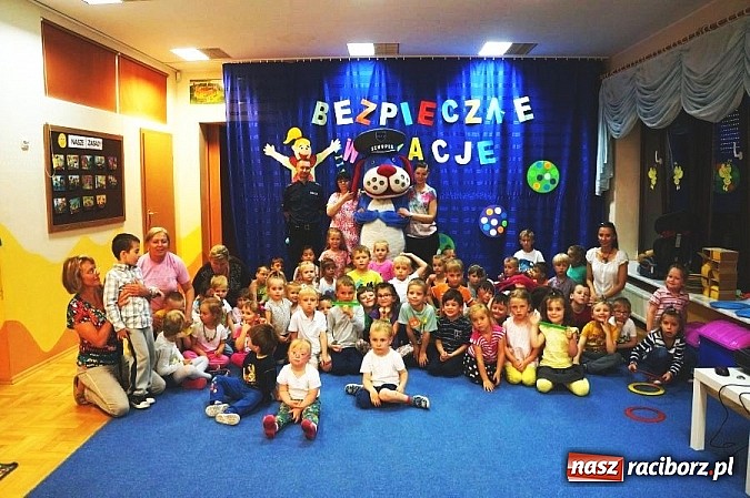 Zdjęcie w galerii na portalu naszraciborz.pl: Policjanci odwiedzili przedszkolaków na Bielskiej wiadomości z regionu