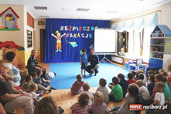 Zdjęcie w galerii na portalu naszraciborz.pl: Policjanci odwiedzili przedszkolaków na Bielskiej wiadomości z regionu
