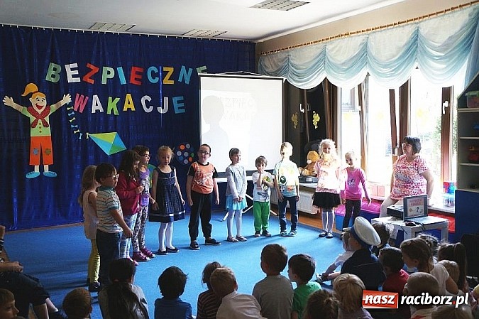 Zdjęcie w galerii na portalu naszraciborz.pl: Policjanci odwiedzili przedszkolaków na Bielskiej wiadomości z regionu