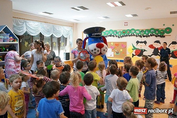 Zdjęcie w galerii na portalu naszraciborz.pl: Policjanci odwiedzili przedszkolaków na Bielskiej wiadomości z regionu