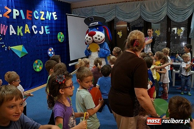 Zdjęcie w galerii na portalu naszraciborz.pl: Policjanci odwiedzili przedszkolaków na Bielskiej wiadomości z regionu