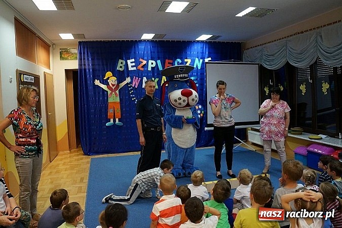 Zdjęcie w galerii na portalu naszraciborz.pl: Policjanci odwiedzili przedszkolaków na Bielskiej wiadomości z regionu