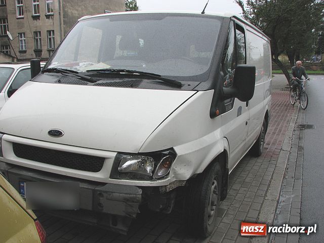 Zdjęcie w galerii na portalu naszraciborz.pl: Biała kia wjechała w forda wiadomości z regionu