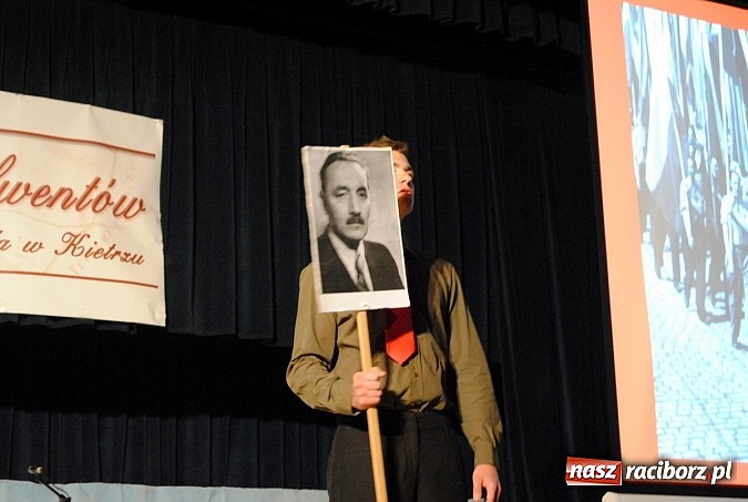 Zdjęcie w galerii na portalu naszraciborz.pl: Wzruszenia i wspomnienia na Zjeździe Absolwentów kietrzańskiego Liceum  wiadomości z regionu