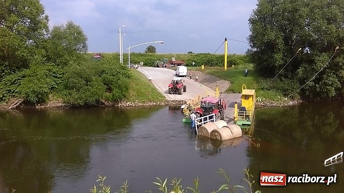 Zdjęcie w galerii na portalu naszraciborz.pl: Prom odpłynął, przyczepa zatonęła, bele spłynęły wiadomości z regionu