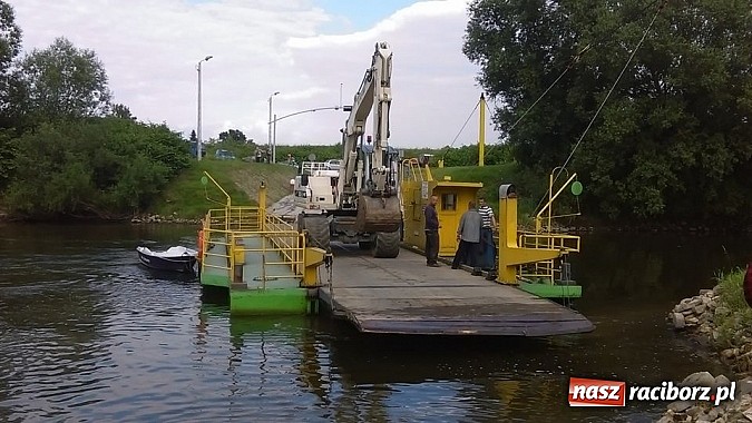 Zdjęcie w galerii na portalu naszraciborz.pl: Prom odpłynął, przyczepa zatonęła, bele spłynęły wiadomości z regionu