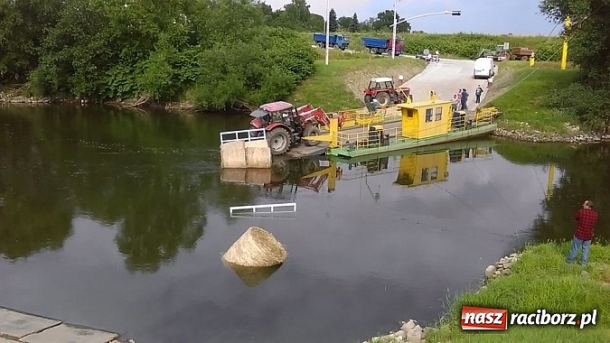 Zdjęcie w galerii na portalu naszraciborz.pl: Prom odpłynął, przyczepa zatonęła, bele spłynęły wiadomości z regionu