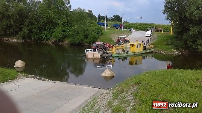 Zdjęcie w galerii na portalu naszraciborz.pl: Prom odpłynął, przyczepa zatonęła, bele spłynęły wiadomości z regionu