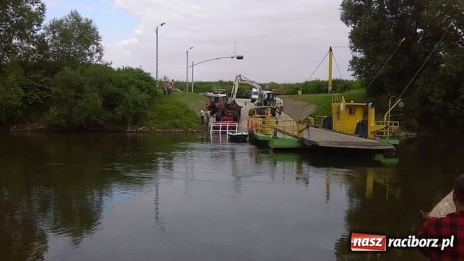 Zdjęcie w galerii na portalu naszraciborz.pl: Prom odpłynął, przyczepa zatonęła, bele spłynęły wiadomości z regionu