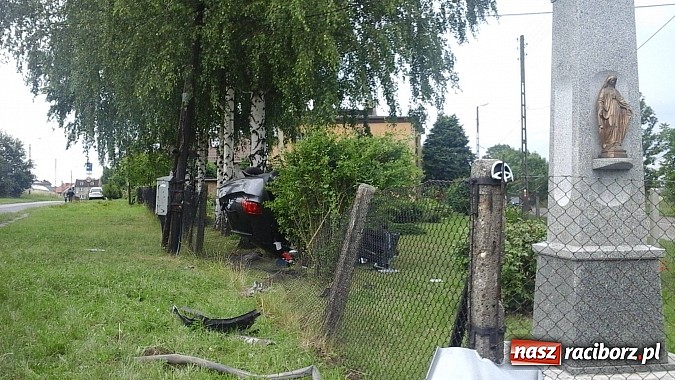 Zdjęcie w galerii na portalu naszraciborz.pl: 36-latek z Rydułtów miał 2,8 promila. Zakończył podróż na ogrodzeniu posesji wiadomości z regionu