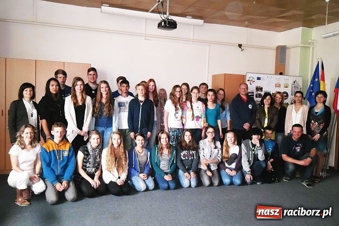 Zdjęcie w galerii na portalu naszraciborz.pl: Uczniowie Gimnazjum nr 3 i ich zagraniczni koledzy otrzymali europejskie certyfikaty wiadomości z regionu