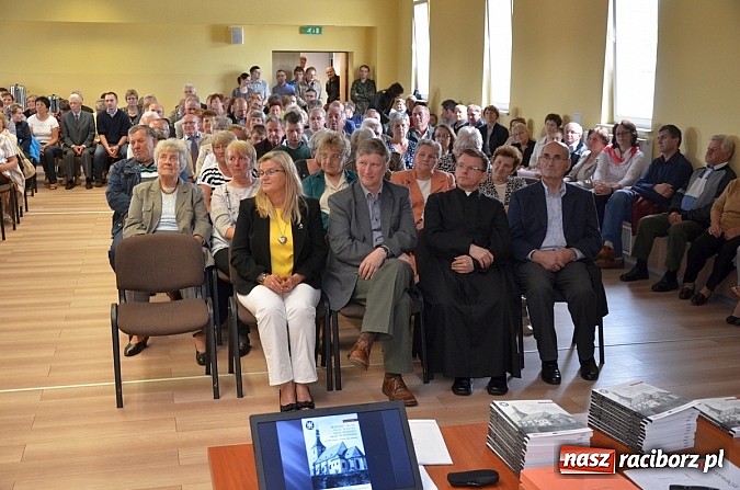 Zdjęcie w galerii na portalu naszraciborz.pl: Powstała monografia Pietrowic Wielkich w języku polskim i czeskim wiadomości z regionu