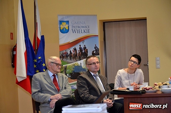 Zdjęcie w galerii na portalu naszraciborz.pl: Powstała monografia Pietrowic Wielkich w języku polskim i czeskim wiadomości z regionu