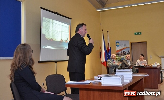 Zdjęcie w galerii na portalu naszraciborz.pl: Powstała monografia Pietrowic Wielkich w języku polskim i czeskim wiadomości z regionu