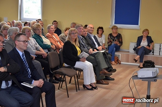 Zdjęcie w galerii na portalu naszraciborz.pl: Powstała monografia Pietrowic Wielkich w języku polskim i czeskim wiadomości z regionu