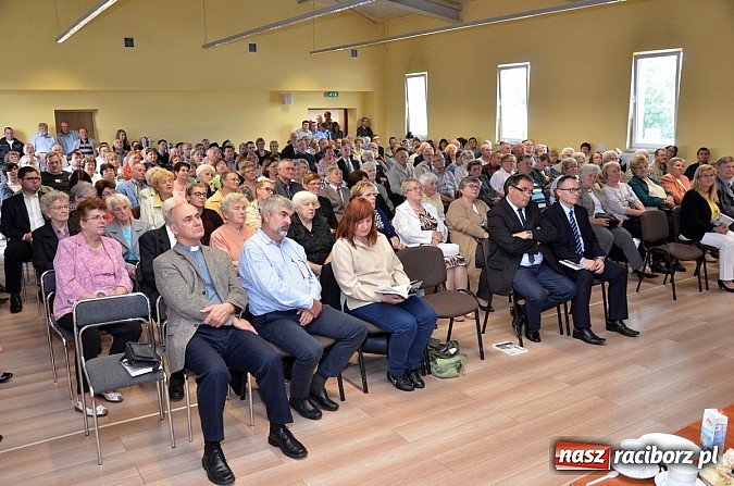 Zdjęcie w galerii na portalu naszraciborz.pl: Powstała monografia Pietrowic Wielkich w języku polskim i czeskim wiadomości z regionu