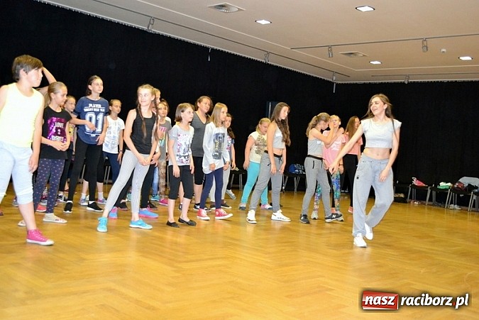 Zdjęcie w galerii na portalu naszraciborz.pl: Taniec w RCK sposobem na spędzenie wakacji  wiadomości z regionu