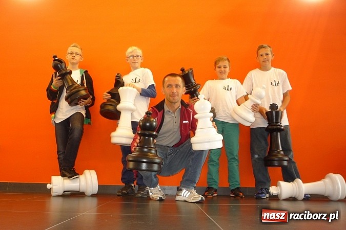 Zdjęcie w galerii na portalu naszraciborz.pl: Pierwsze koty za płoty – tworkowscy szachiści na maratonie szachowym  wiadomości z regionu