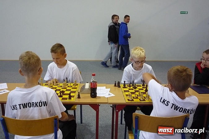 Zdjęcie w galerii na portalu naszraciborz.pl: Pierwsze koty za płoty – tworkowscy szachiści na maratonie szachowym  wiadomości z regionu