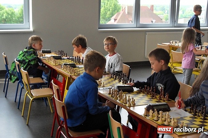 Zdjęcie w galerii na portalu naszraciborz.pl: Pierwsze koty za płoty – tworkowscy szachiści na maratonie szachowym  wiadomości z regionu