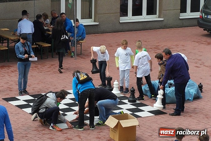Zdjęcie w galerii na portalu naszraciborz.pl: Pierwsze koty za płoty – tworkowscy szachiści na maratonie szachowym  wiadomości z regionu
