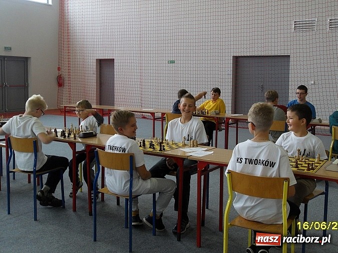 Zdjęcie w galerii na portalu naszraciborz.pl: Pierwsze koty za płoty – tworkowscy szachiści na maratonie szachowym  wiadomości z regionu