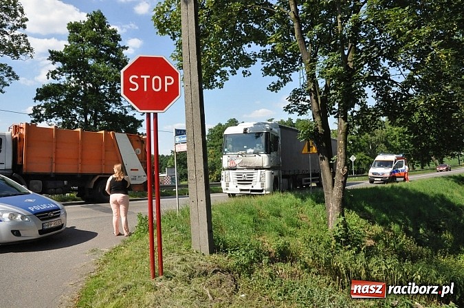 Zdjęcie w galerii na portalu naszraciborz.pl: Wypadek w Rzuchowie. TIR najechał na śmieciarkę. Ciężko ranny pracownik jej obsługi wiadomości z regionu