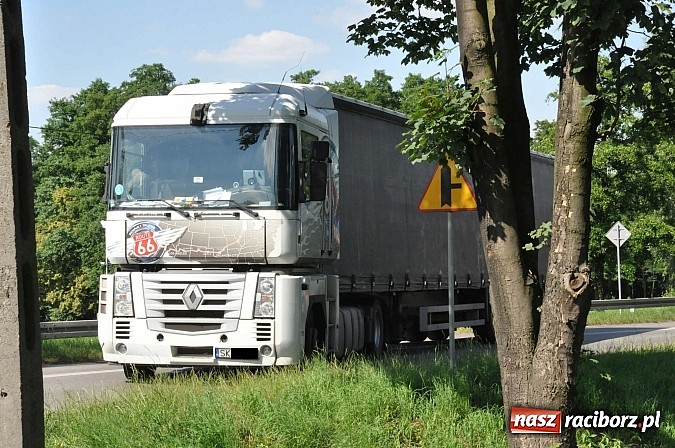 Zdjęcie w galerii na portalu naszraciborz.pl: Wypadek w Rzuchowie. TIR najechał na śmieciarkę. Ciężko ranny pracownik jej obsługi wiadomości z regionu