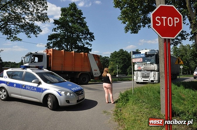 Zdjęcie w galerii na portalu naszraciborz.pl: Wypadek w Rzuchowie. TIR najechał na śmieciarkę. Ciężko ranny pracownik jej obsługi wiadomości z regionu