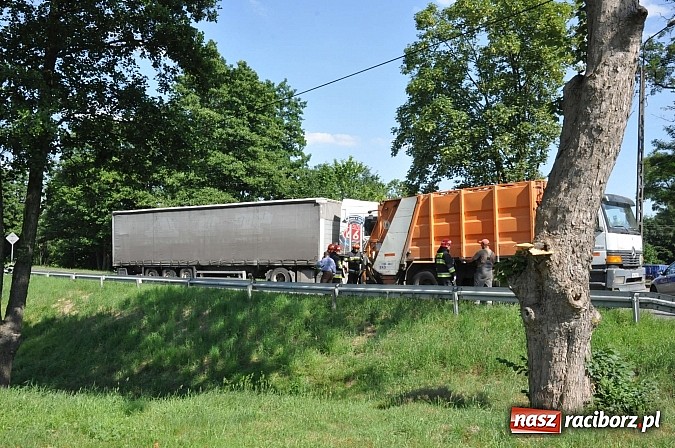 Zdjęcie w galerii na portalu naszraciborz.pl: Wypadek w Rzuchowie. TIR najechał na śmieciarkę. Ciężko ranny pracownik jej obsługi wiadomości z regionu