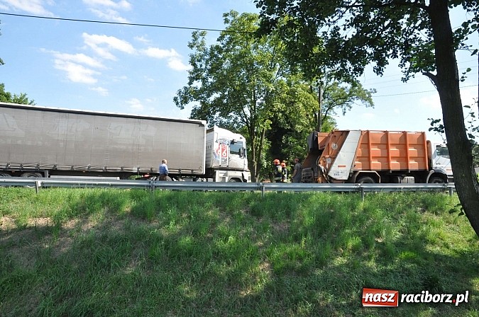 Zdjęcie w galerii na portalu naszraciborz.pl: Wypadek w Rzuchowie. TIR najechał na śmieciarkę. Ciężko ranny pracownik jej obsługi wiadomości z regionu