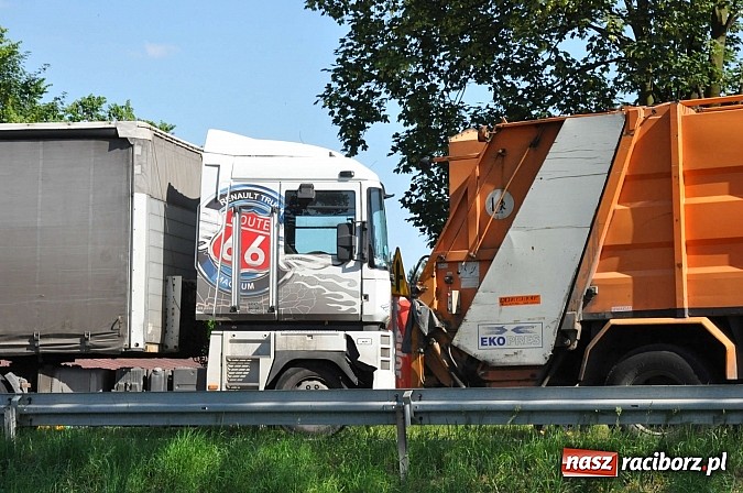 Zdjęcie w galerii na portalu naszraciborz.pl: Wypadek w Rzuchowie. TIR najechał na śmieciarkę. Ciężko ranny pracownik jej obsługi wiadomości z regionu