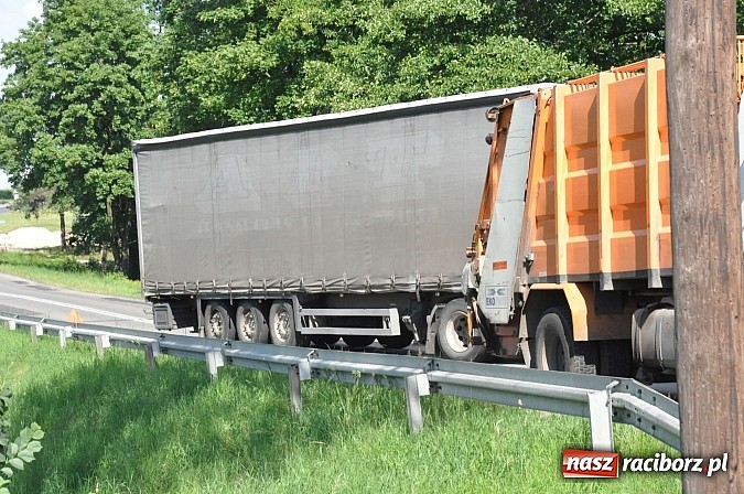 Zdjęcie w galerii na portalu naszraciborz.pl: Wypadek w Rzuchowie. TIR najechał na śmieciarkę. Ciężko ranny pracownik jej obsługi wiadomości z regionu