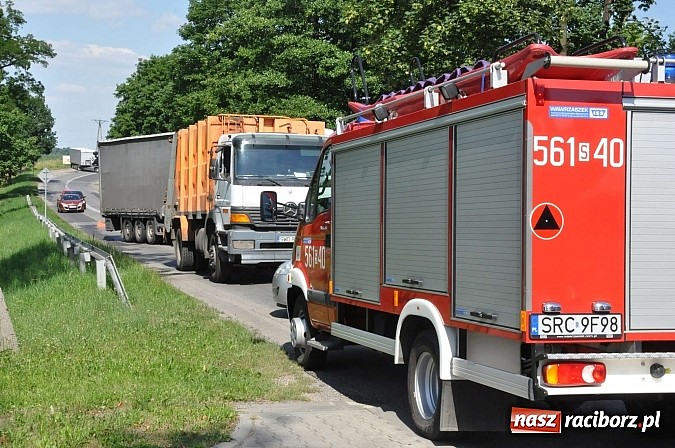 Zdjęcie w galerii na portalu naszraciborz.pl: Wypadek w Rzuchowie. TIR najechał na śmieciarkę. Ciężko ranny pracownik jej obsługi wiadomości z regionu