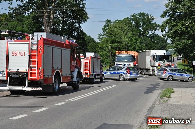 Zdjęcie w galerii na portalu naszraciborz.pl: Wypadek w Rzuchowie. TIR najechał na śmieciarkę. Ciężko ranny pracownik jej obsługi wiadomości z regionu