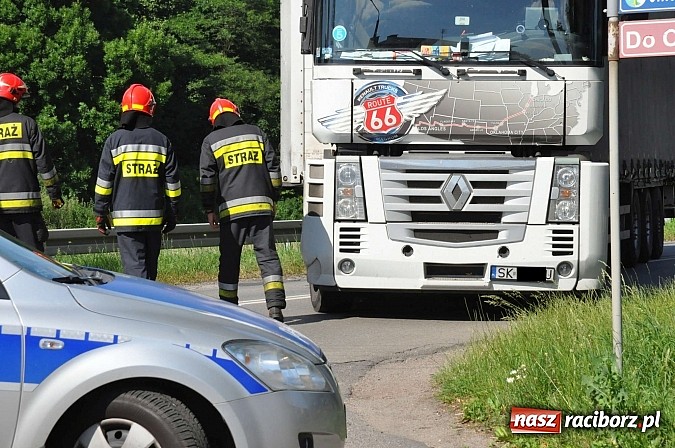 Zdjęcie w galerii na portalu naszraciborz.pl: Wypadek w Rzuchowie. TIR najechał na śmieciarkę. Ciężko ranny pracownik jej obsługi wiadomości z regionu