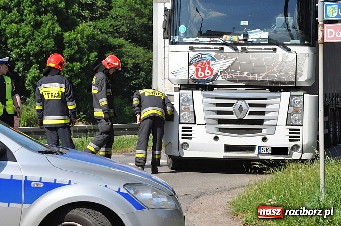 Zdjęcie w galerii na portalu naszraciborz.pl: Wypadek w Rzuchowie. TIR najechał na śmieciarkę. Ciężko ranny pracownik jej obsługi wiadomości z regionu