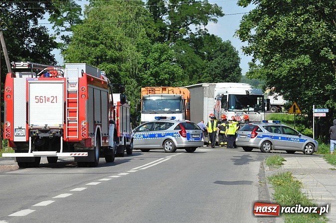 Zdjęcie w galerii na portalu naszraciborz.pl: Wypadek w Rzuchowie. TIR najechał na śmieciarkę. Ciężko ranny pracownik jej obsługi wiadomości z regionu