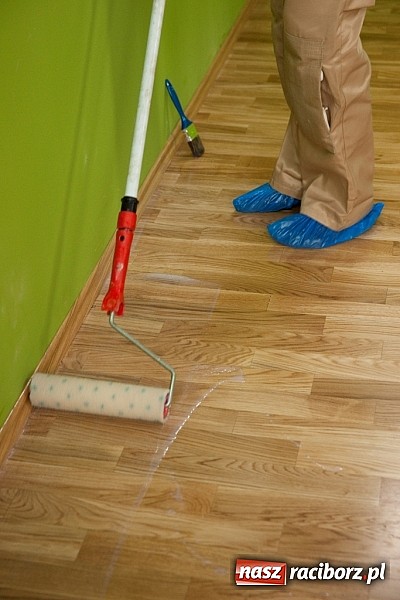 Zdjęcie w galerii na portalu naszraciborz.pl: Hurtownia Farb Grud radzi, jak odnowić drewnianą podłogę w domu wiadomości z regionu